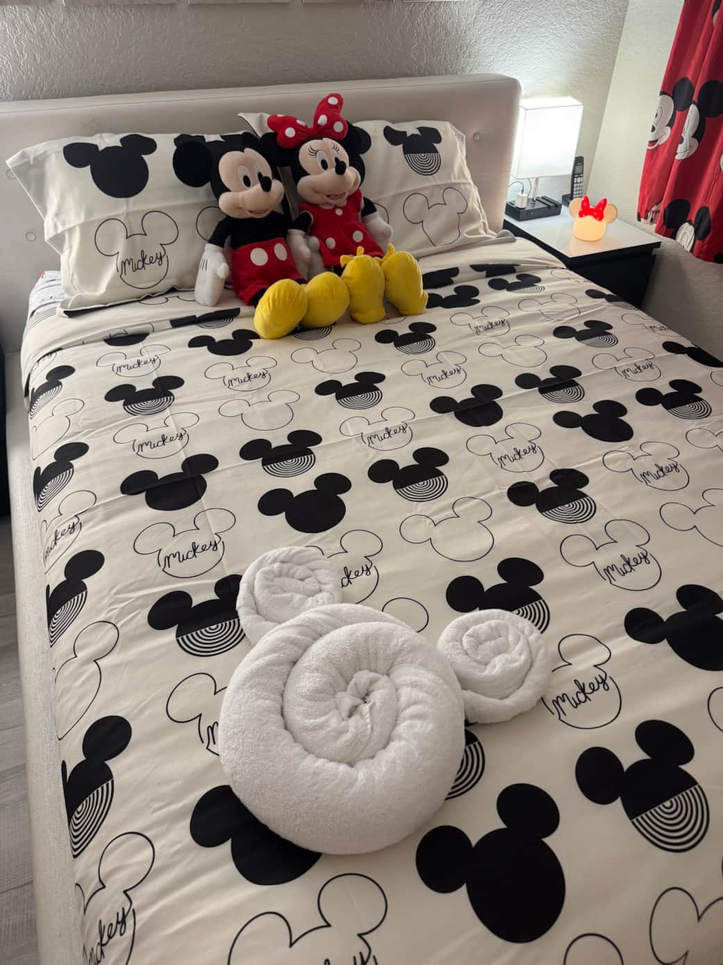 Mickey room queen bed