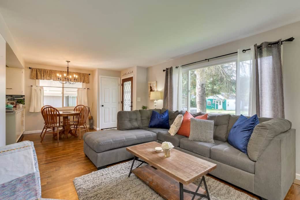 Spacious and open living room to entertain!
