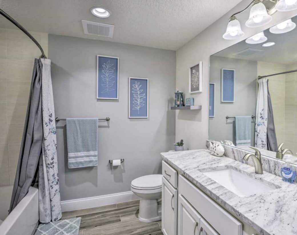 Main bathroom with tub/shower.
