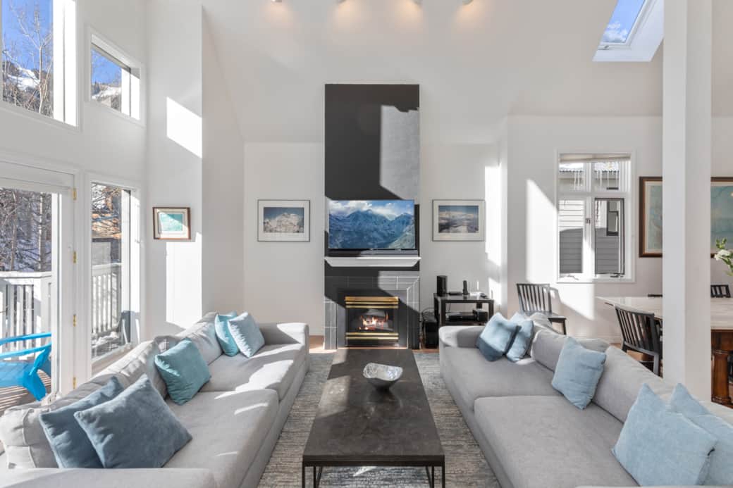 The spacious main sitting area offers plenty of seating and light The spacious main sitting area offers plenty of seating and light