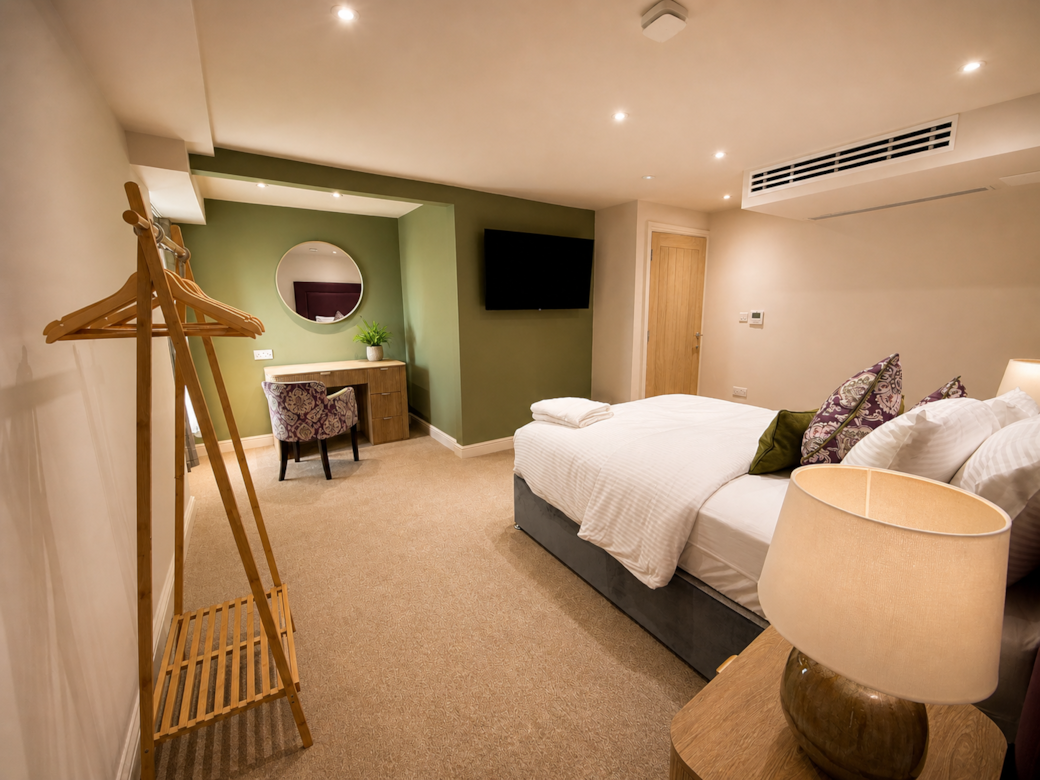 Room 4 (1) Room 4 (1)