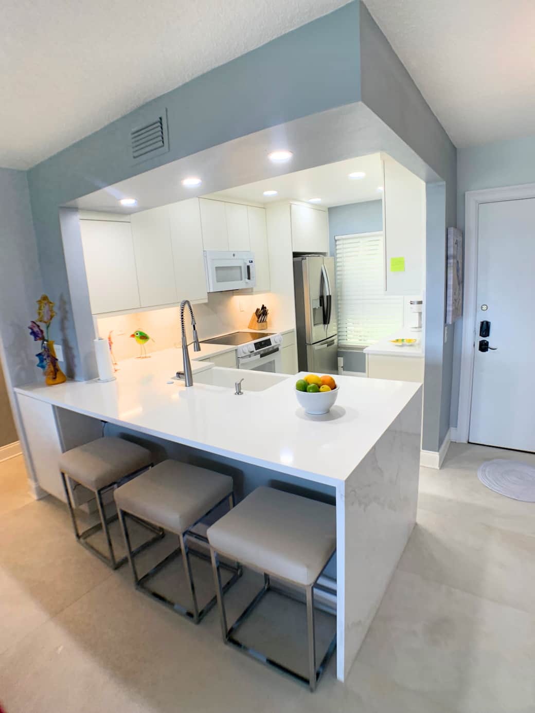 Spacious kitchen counter with counter bar