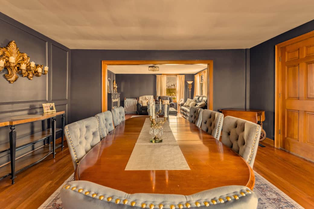Picture your loved ones gathered here! 