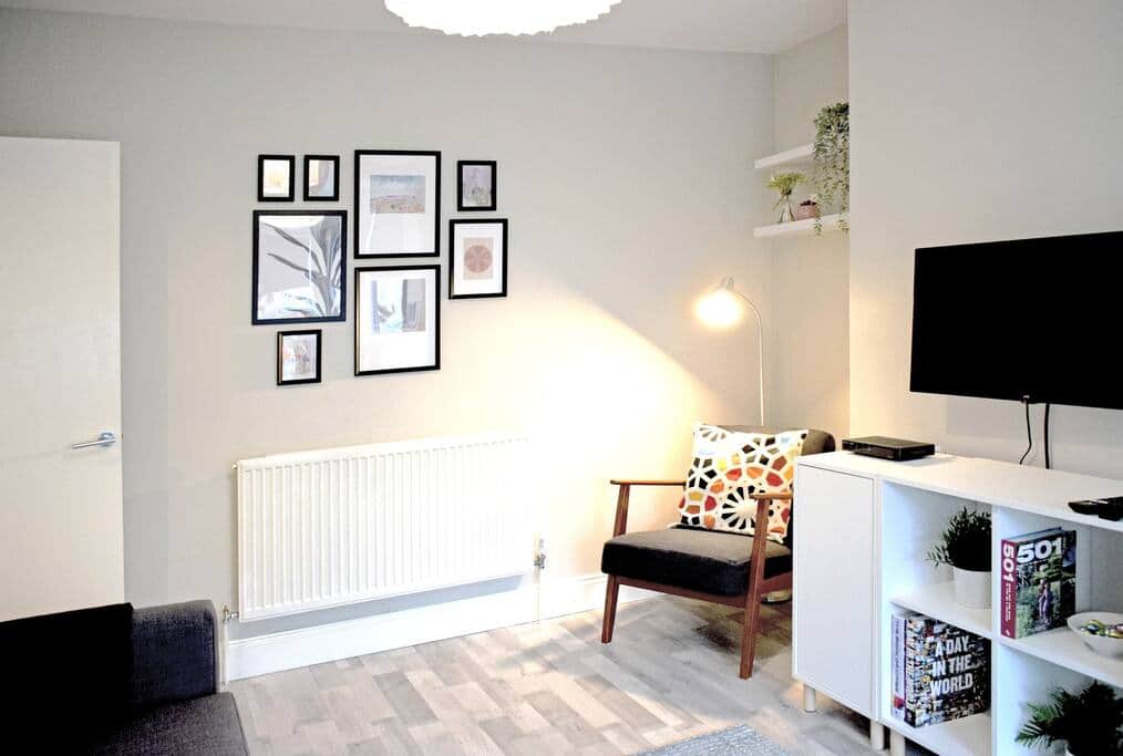 Living Room with TV and Multimedia Southampton City