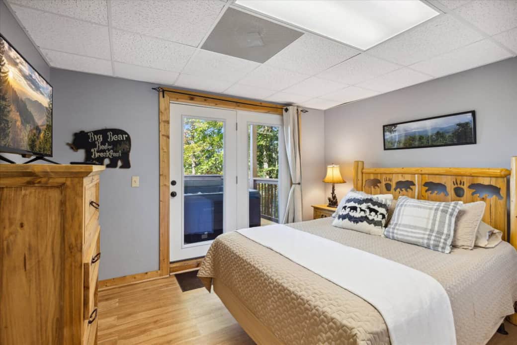 Lower floor private bedroom