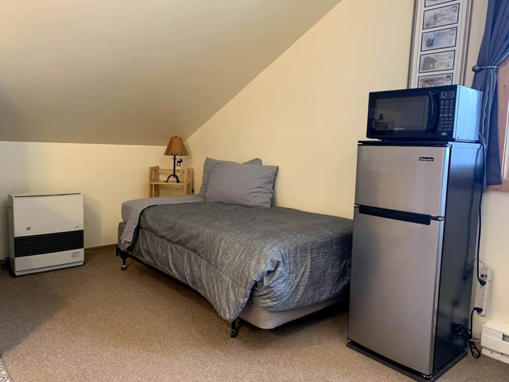 Twin bed. Heater for chilly fall and winter evenings. Microwave and fridge / freezer. 