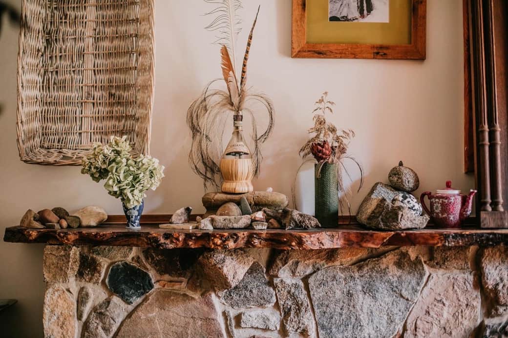 Every shelf tells a story—nature, art, and mountain treasures find their place at Cirque 5.