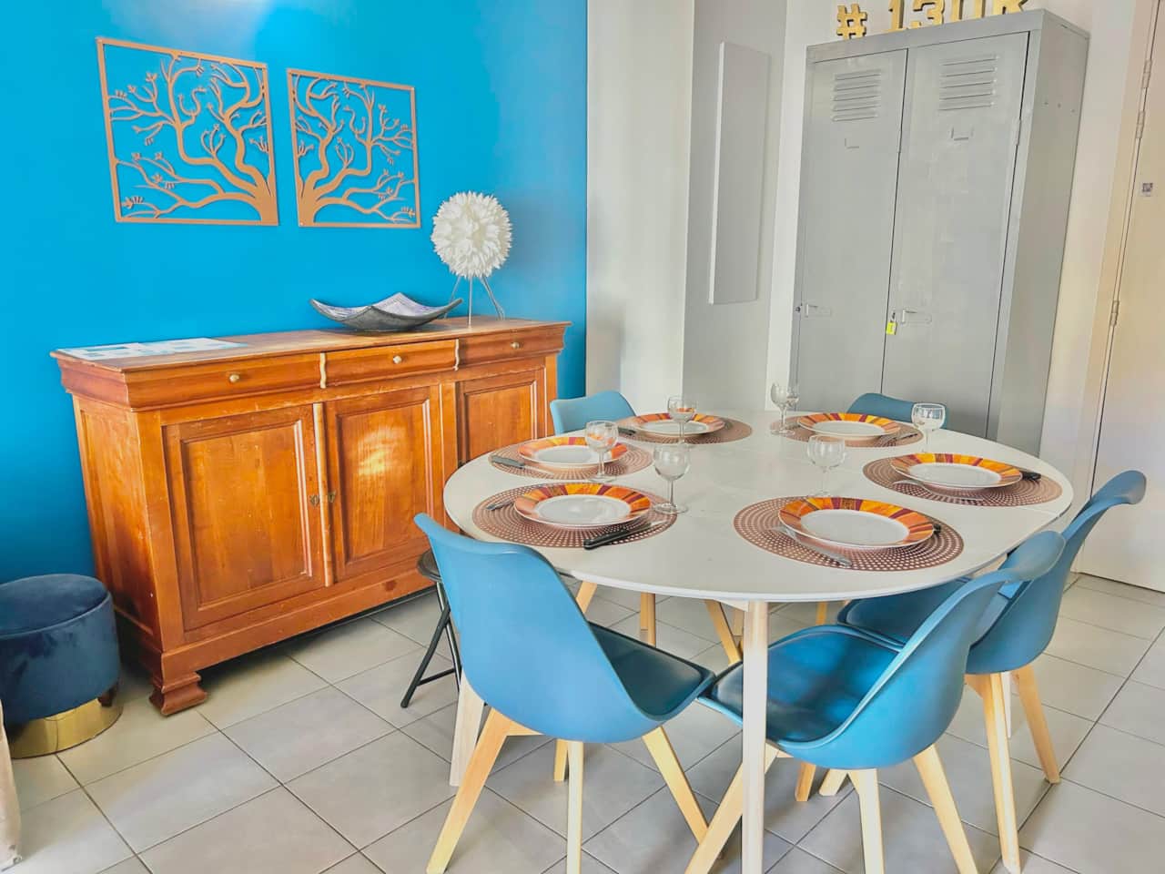 Living room, dining table