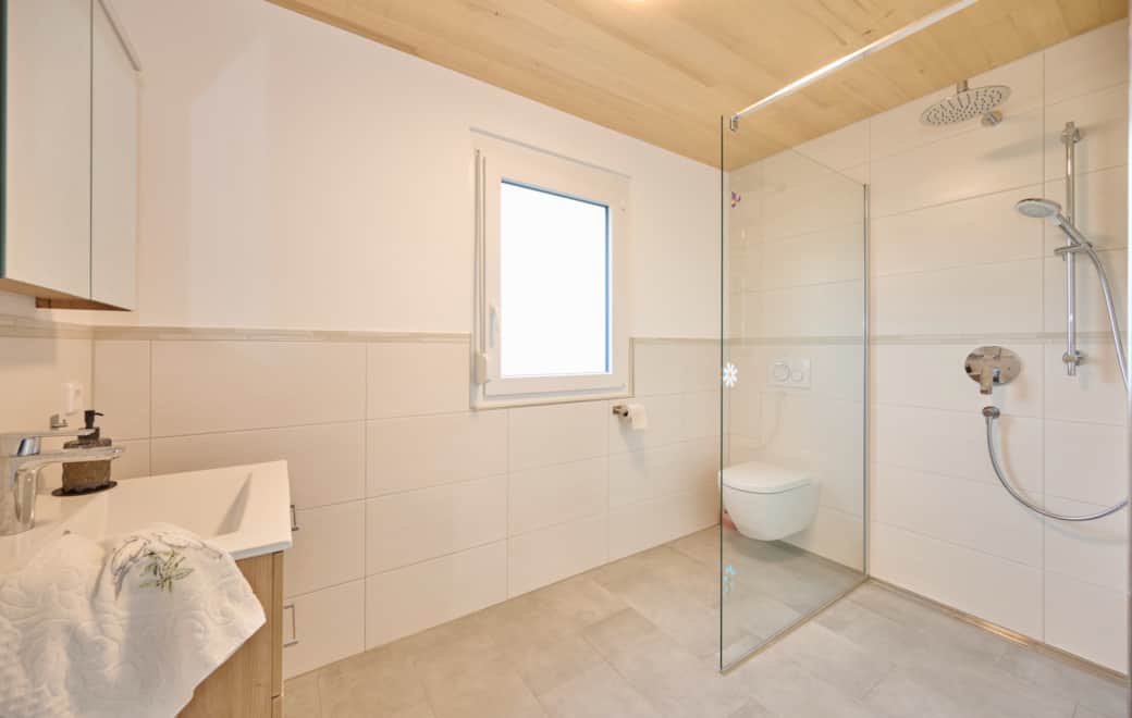 Erdgeschoss: Zweites Badezimmer mit Ebenerdige Dusche, Waschbecken u Toilette Erdgeschoss: Zweites Badezimmer mit Ebenerdige Dusche, Waschbecken u Toilette