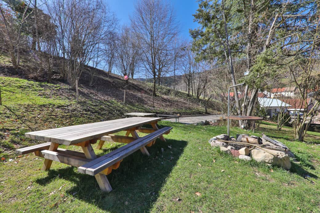 L'espace grill à côté du terrain de pétanque saura vous accueillir