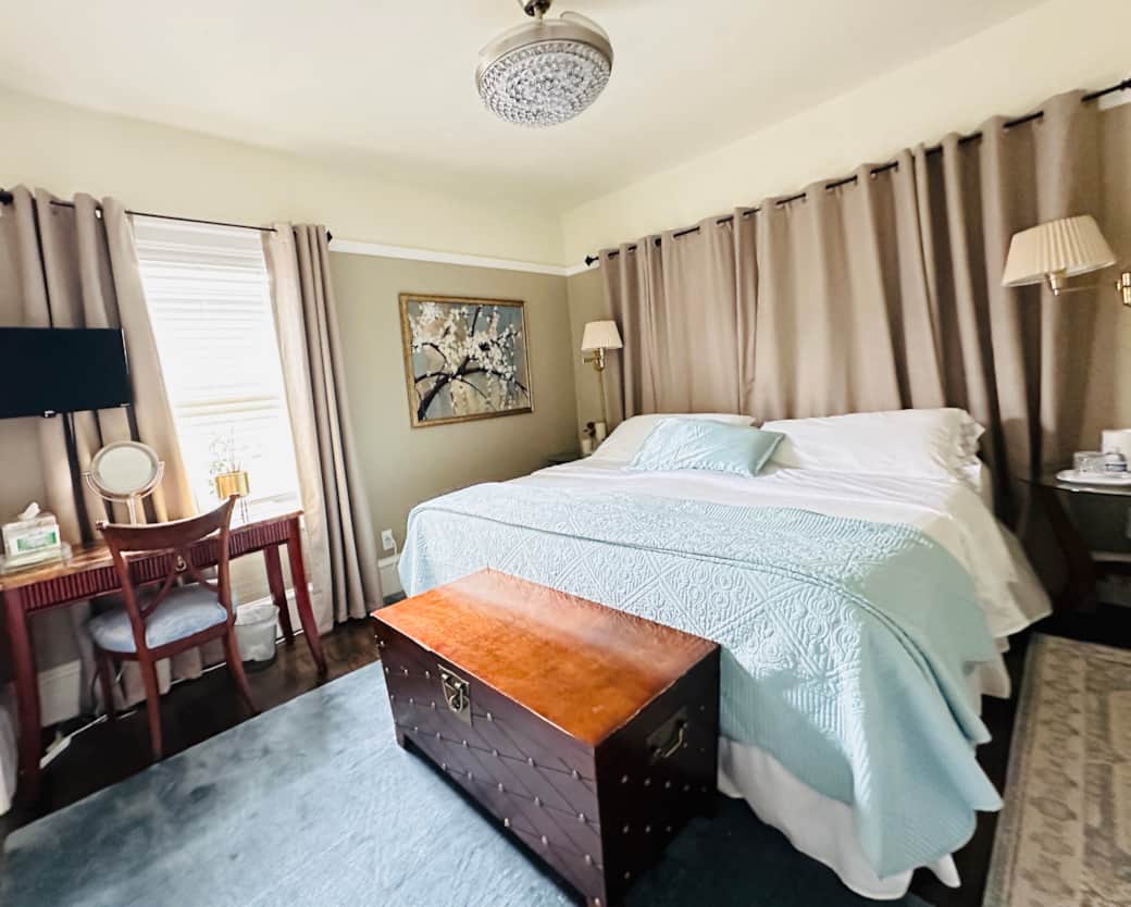 King bedroom clean bedding workspace smart tv comfort