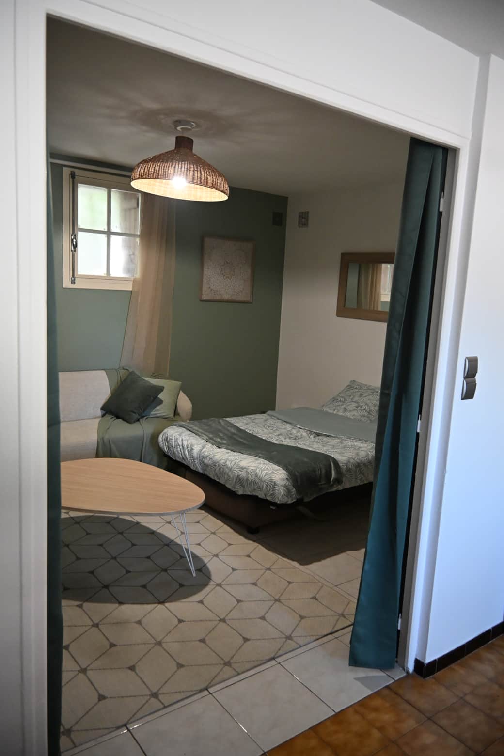 séjour cosy et naturelle aménageable en chambre doté de rideaux occultants pour plus d'intimité