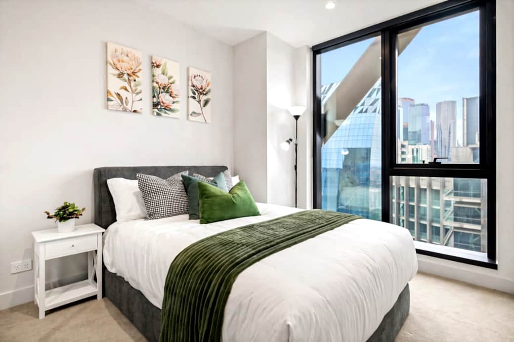 Melbourne CBD apartment Bedroom with view