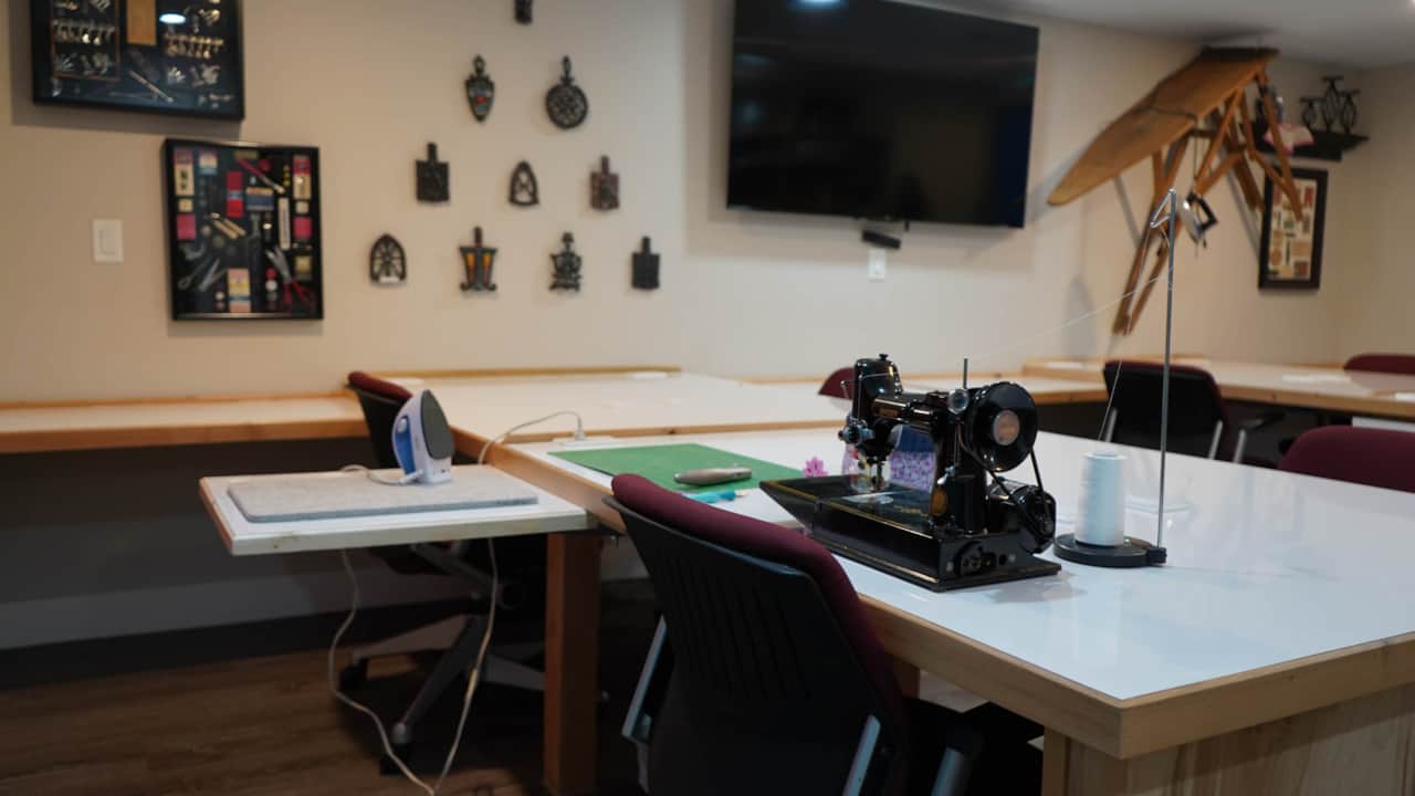 cedar-city-quilt-retreat-quilters-nook-featherweight-workstation.JPG