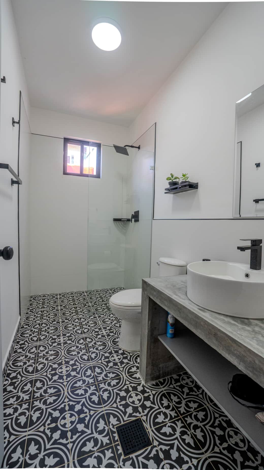 Ducha revitalizante después de un día en la playa.