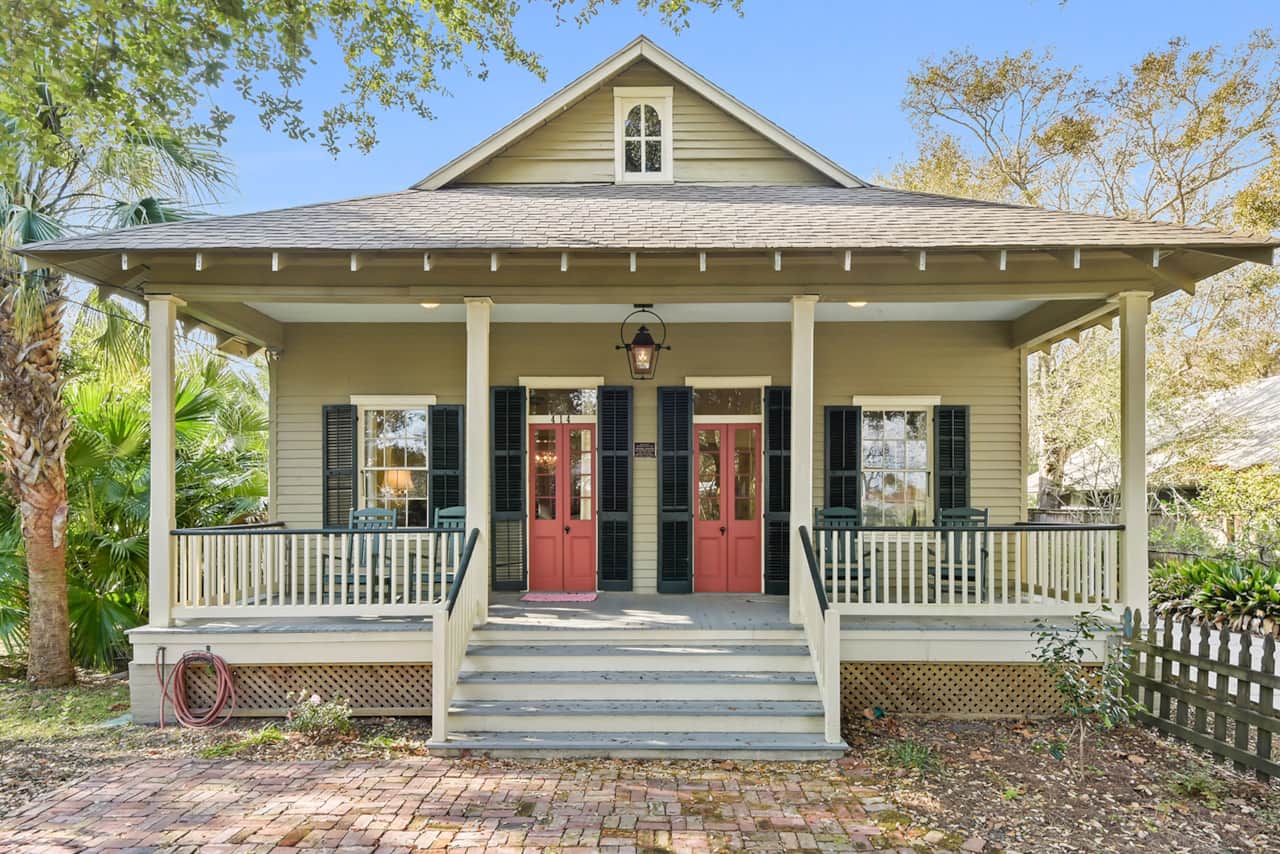 La Petite Cachette, front porch