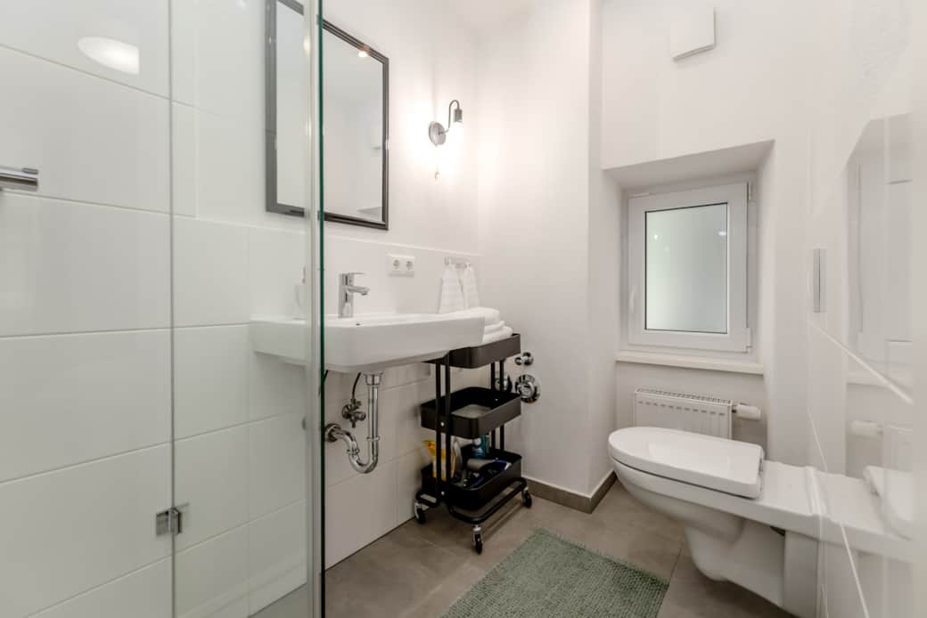 Modernes Badezimmer mit Dusche und Regenbrause.