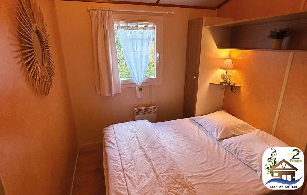 Esturgeon - Les 2 etangs Lion en Sullias - chambre 1 (1lit 140 avec placards)