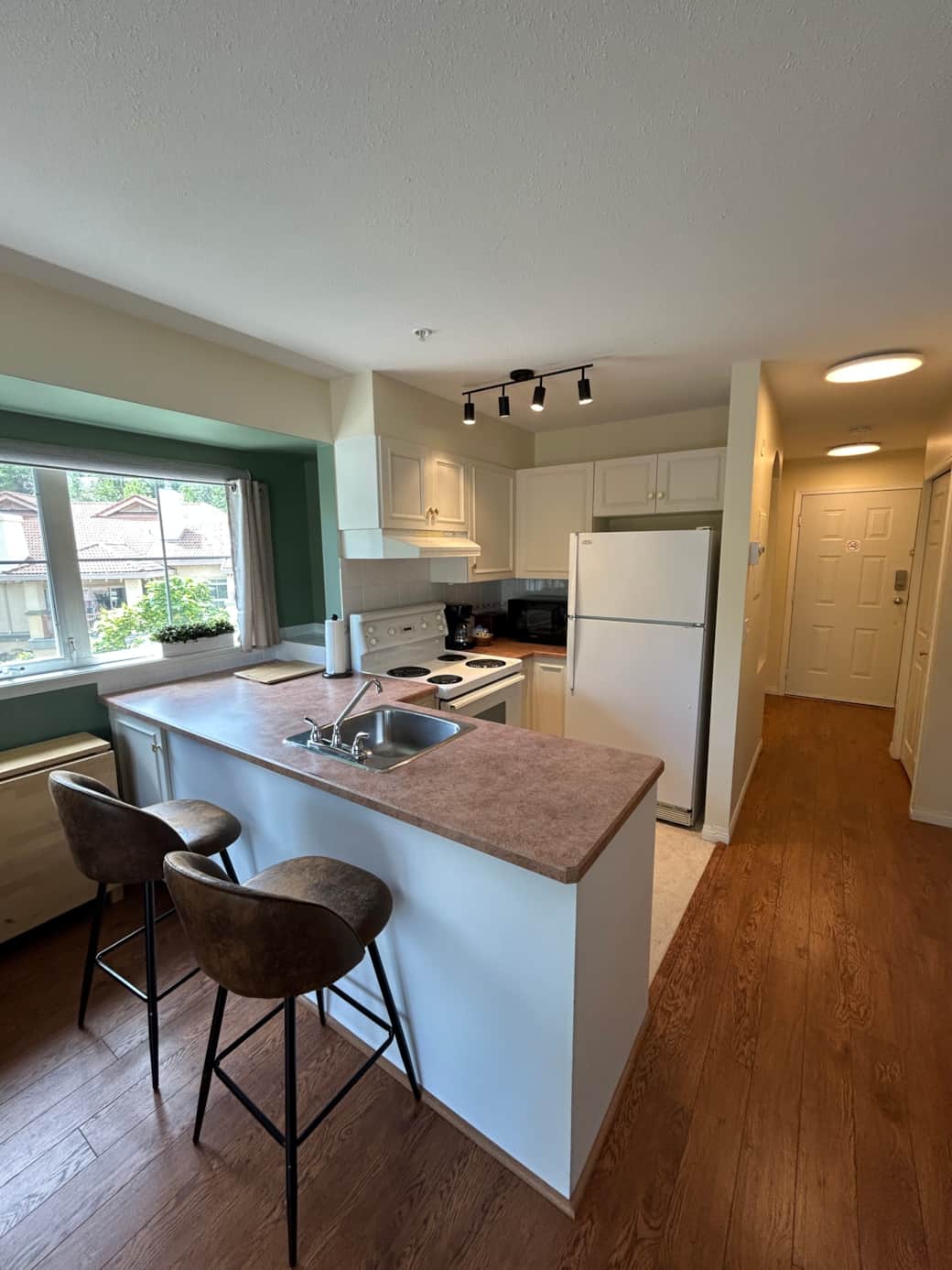 313 Full Kitchen