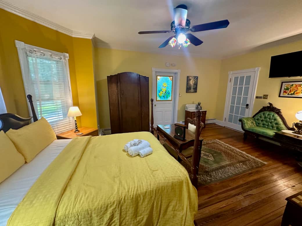 Gold Room Toward Bathroom