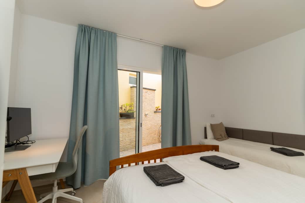 Schlafzimmer 1