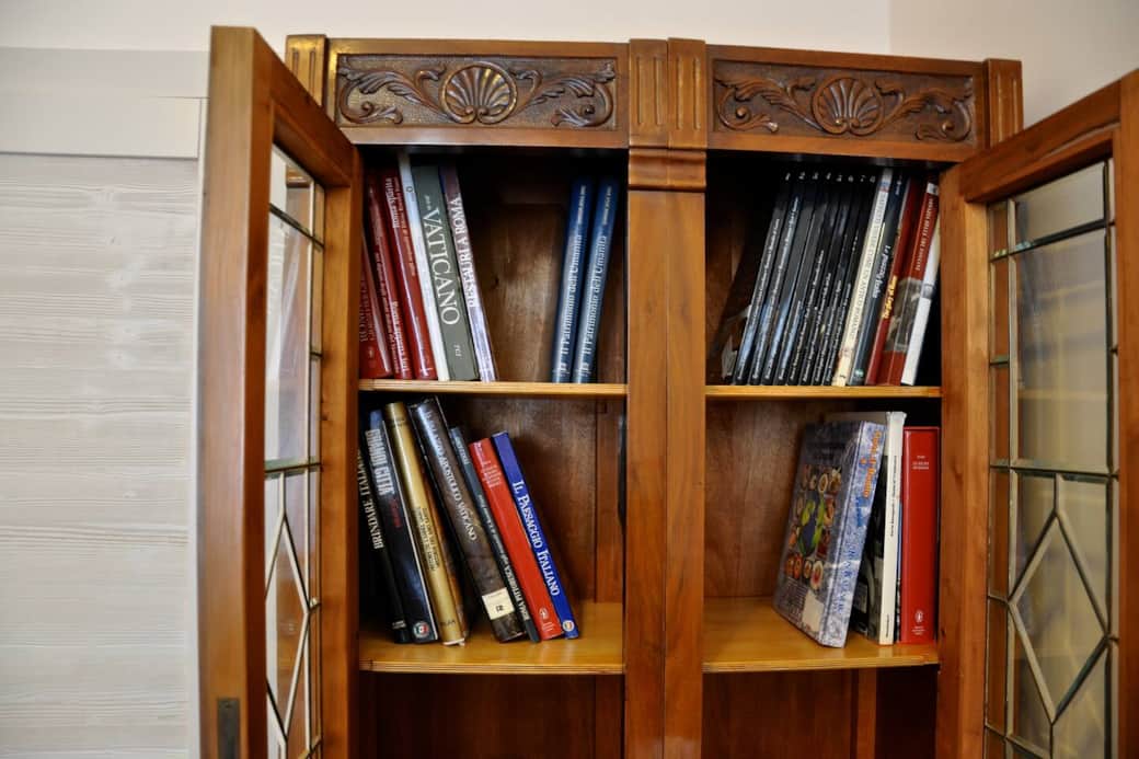 La Biblioteca con oltre quaranta volumi con bellissime illustrazioni. La Biblioteca con oltre quaranta volumi con bellissime illustrazioni.