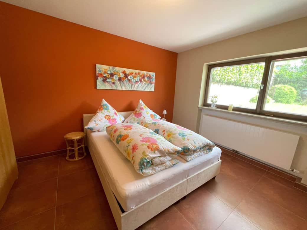 Schlafzimmer mit bequemem Bett 180cmx 200cm