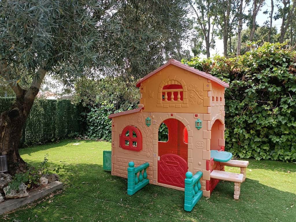Casita infantil en el jardín