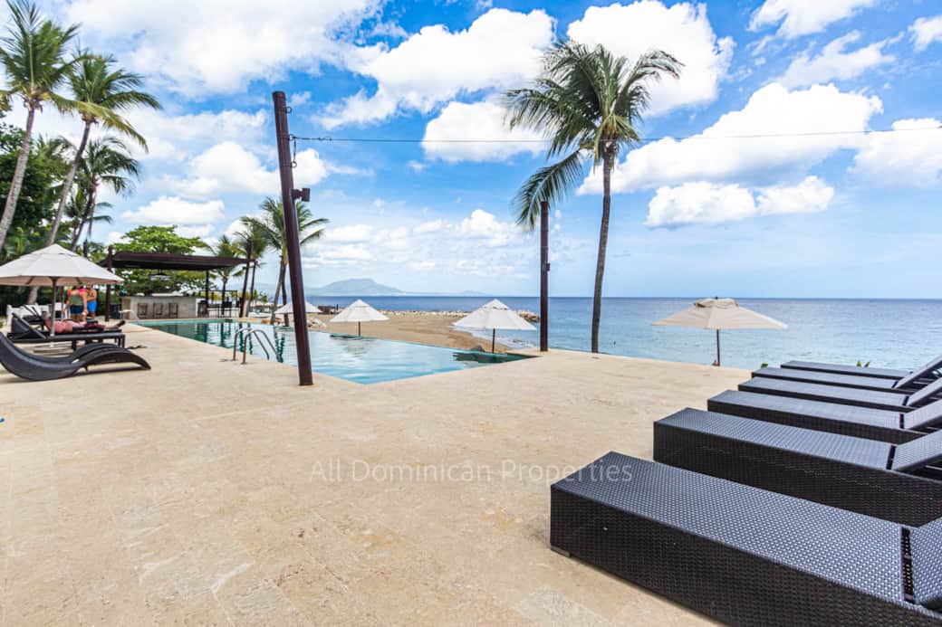 Direct access to a private beach
