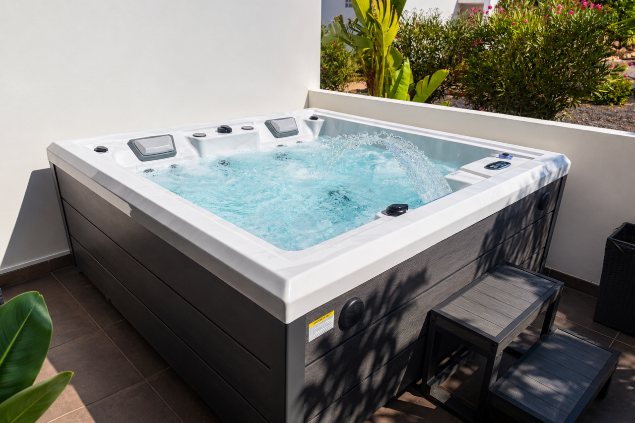Jacuzzi cuadrado LUXSPA de gama alta con agua burbujeante y reposacabezas, patio privado