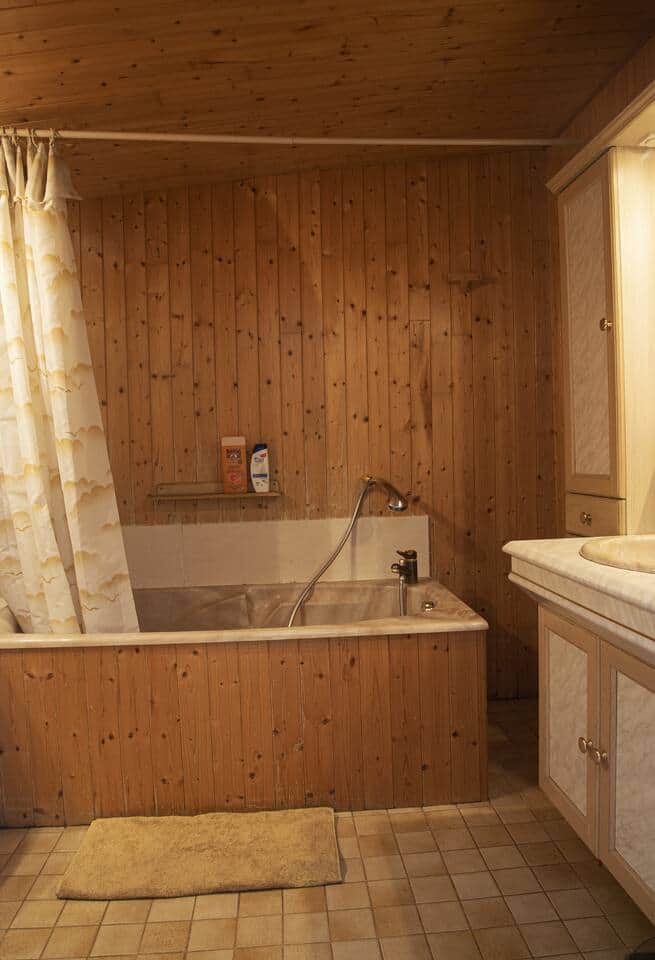 Vous trouverez dans cette salle de bains aux allures scandinaves une baignoire - douche, un lavabo, un sèche serviette, ainsi que les WC du rez-de-chaussée. 