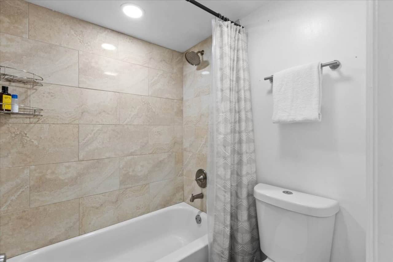 Bathroom with Bathtub. Shampoo, Conditioner, Body wash provided. NO WASHCLOTHES!