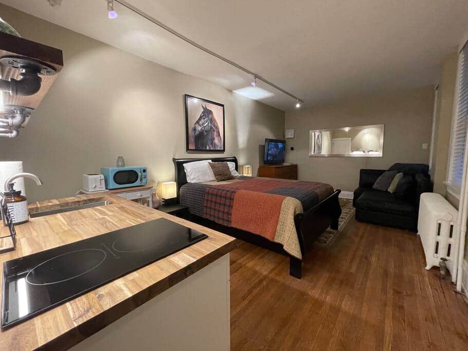 Kitchenette, Queen Bed, 55" Smart TV