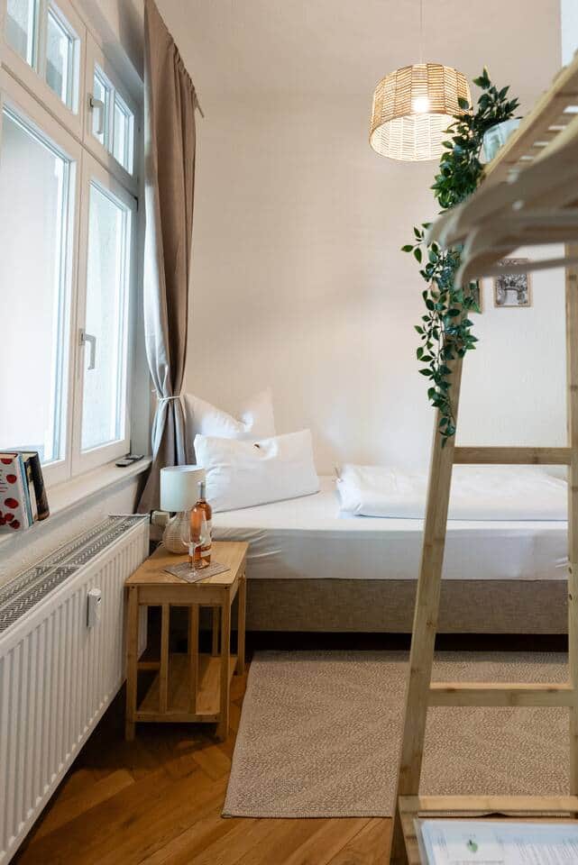 Einzelbett mit Ausblick über den Winckelmannplatz