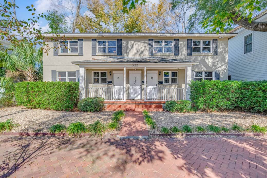 Front View of Hourglass Inn