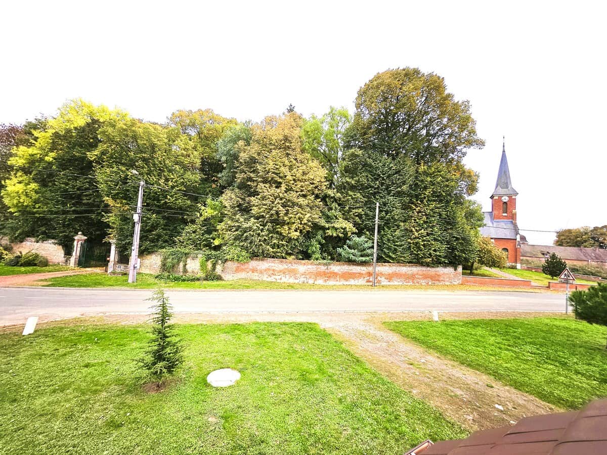 Vue extérieure sur église et château de Goyencourt. Calme.