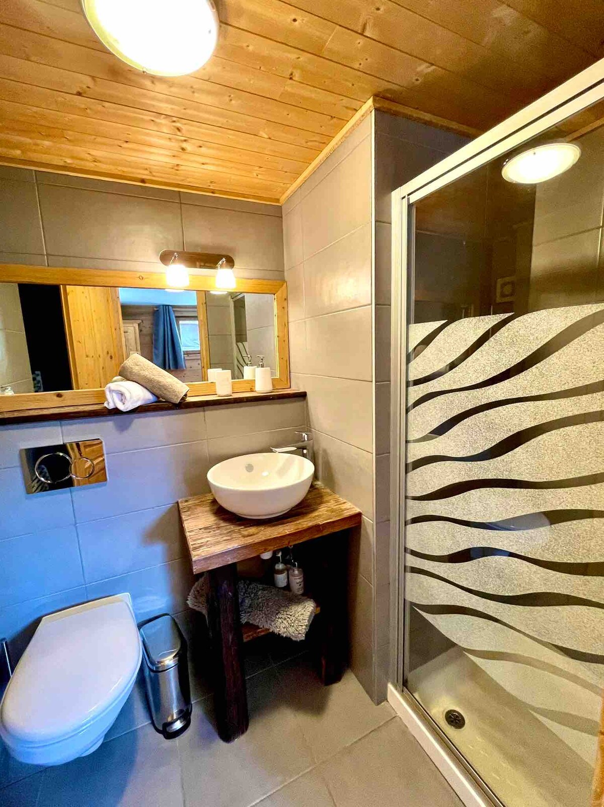 Salle d'eau avec douche
