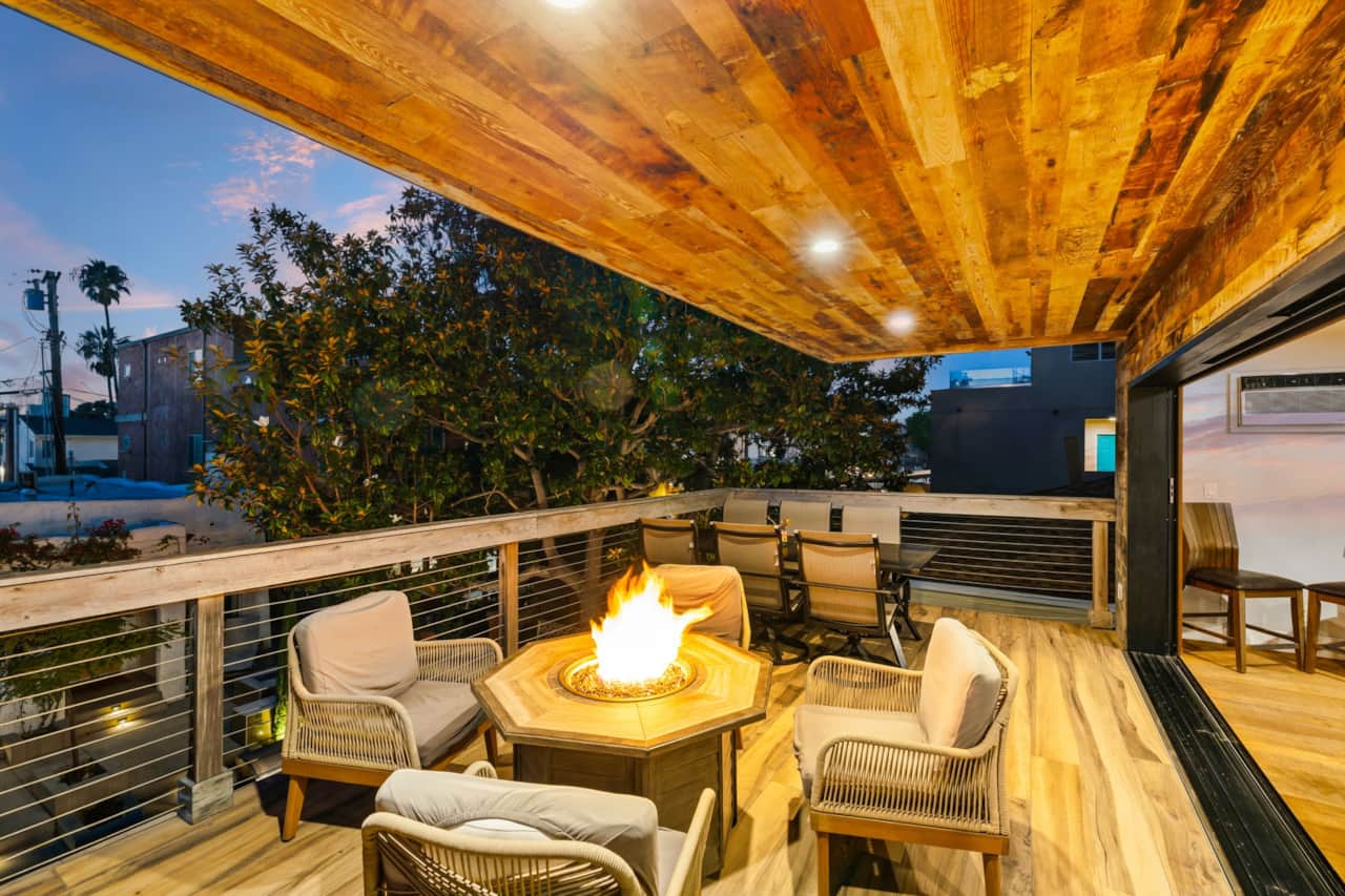 Private Spacious Balcony - Fire Pit & Outdoor Dining