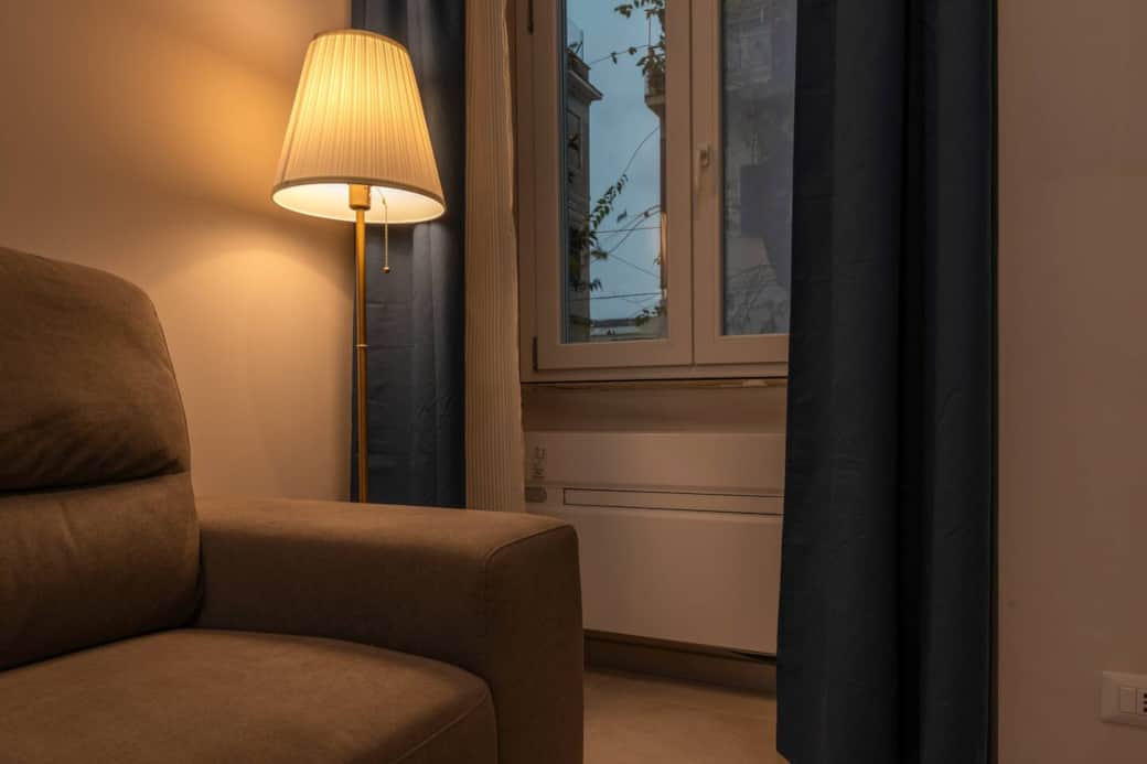 Angolo relax a Civitavecchia: divano e luce lettura per il massimo comfort di famiglie e gruppi.