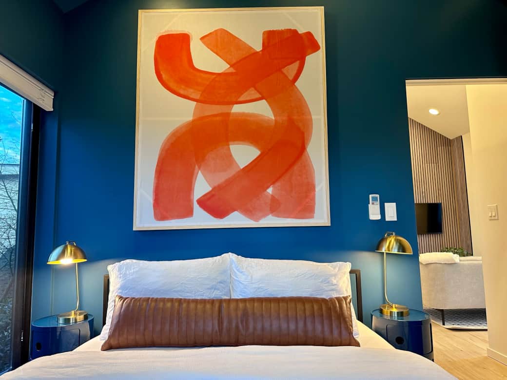 Stylish, New, and Modern apartment in Greenwood, Seattle. Walk to restaurants, shops, and bars. 