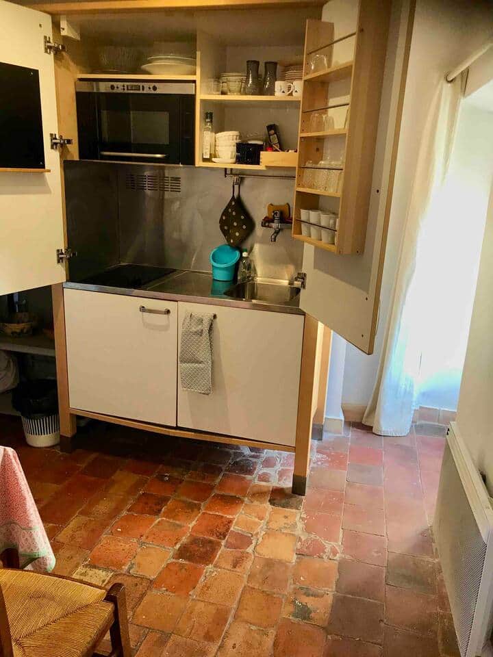 Espace cuisine équipé de 2 plaques chauffantes, un évier, casseroles et vaisselle 2 afin de faciliter votre quotidien !
Produit de vaisselle, une éponge, 2 torchons et même quelques condiments afin de faciliter votre arrivée!