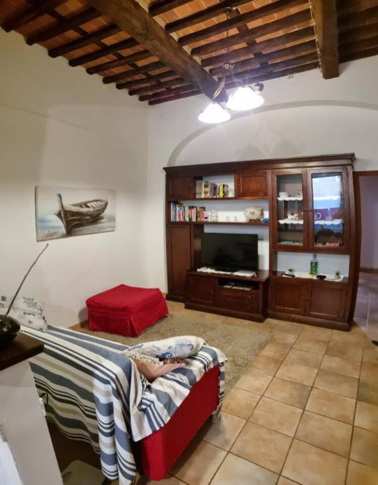 Salotto con divano e TV LED