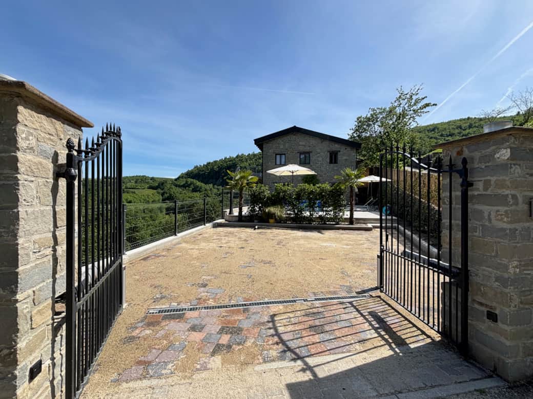 STELLA - Toreinfahrt - Parkplatz - Palmen - Yasmin