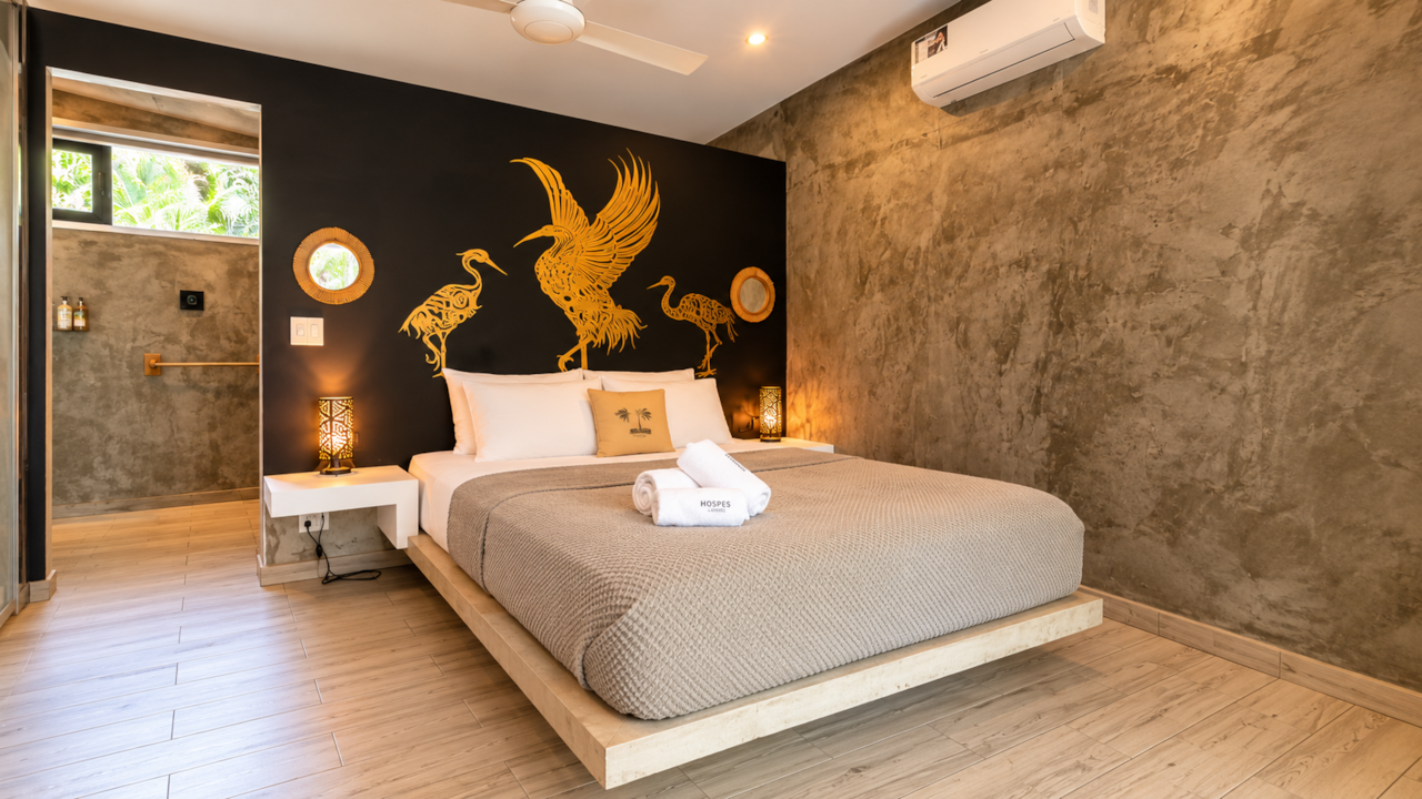 Deluxe Suite con mural dorado de aves y espejos redondos de madera, Saboga Lodge, Isla Saboga