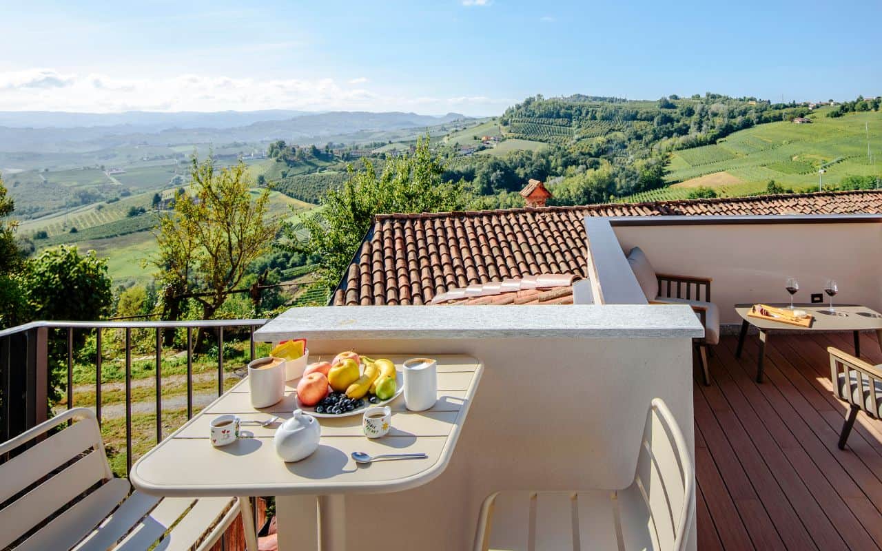 Terrazza panoramica di appartamento per affitti brevi gestito da Langhe Roero Holidays a Verduno
