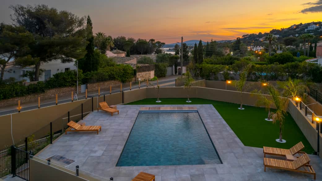 Piscine au crépuscule