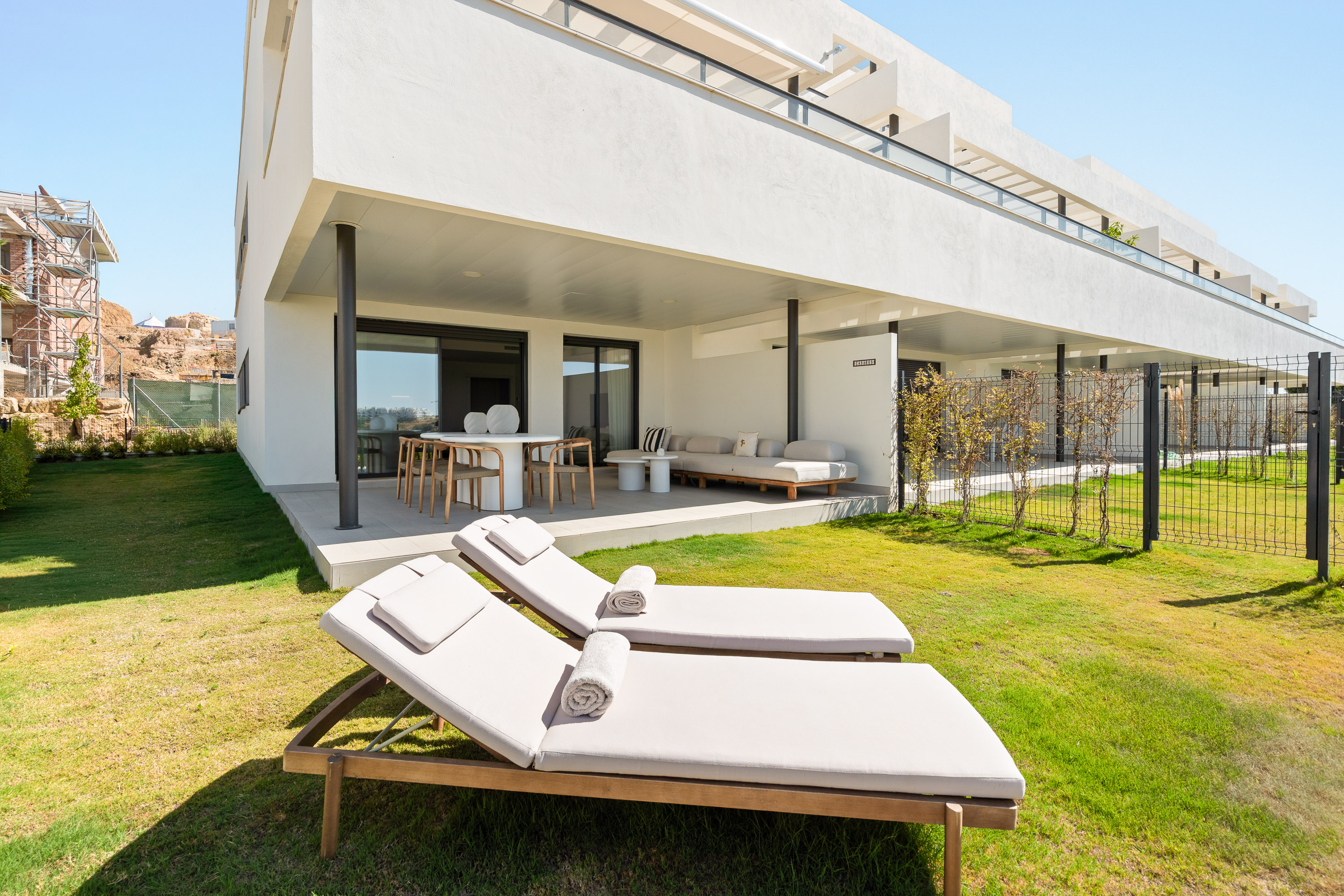 RDR577 - Designer 2-Bed with Garden in Camarate Hills