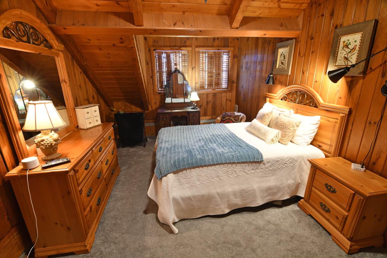 Queen Bedroom Up