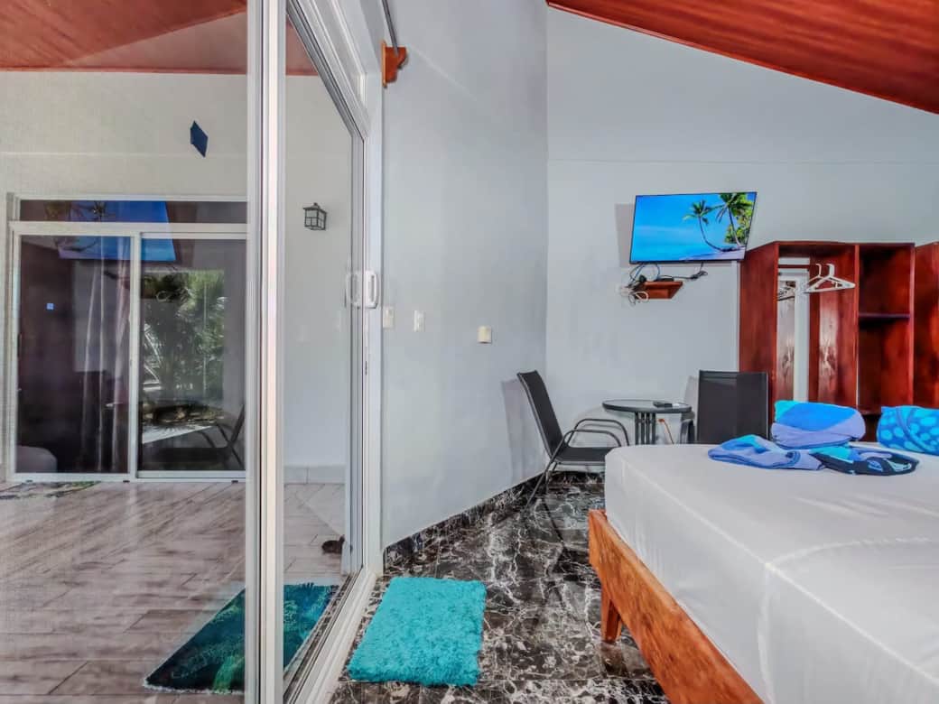 Roomtohallway