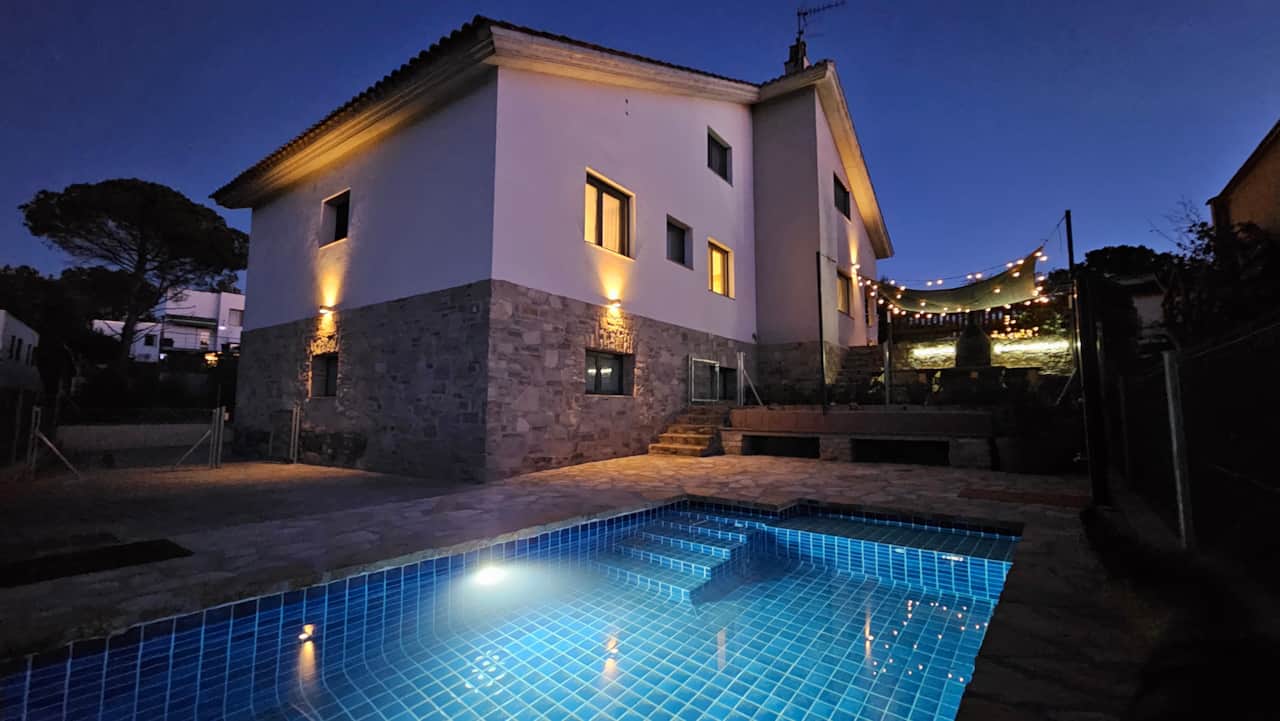 Casa rural Cal Sidru Castellolí exterior de noche